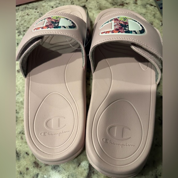 Woman’s Pink Slides. Size 8 - Picture 3 of 8